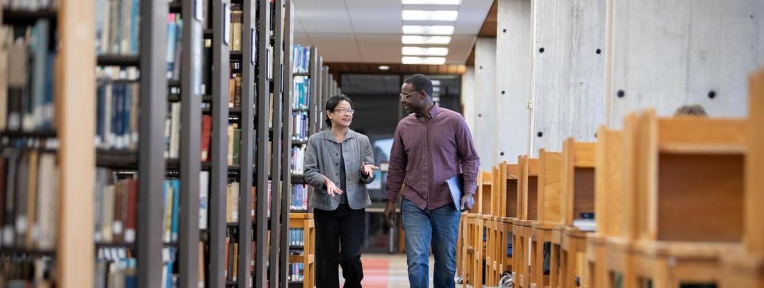 新葡新京娱乐场app下载学生和教授在布什图书馆散步